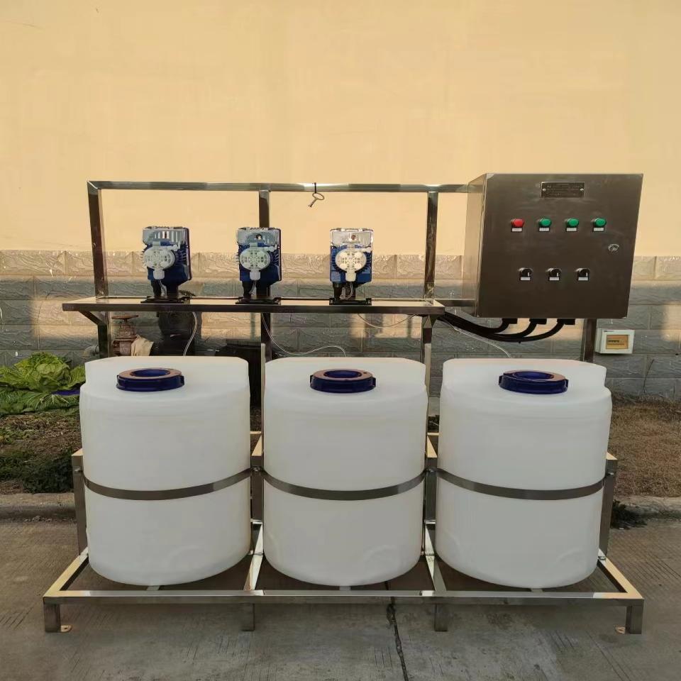 جهاز جرعات نظام المياه المتداولة ذو ثلاث مضخات وثلاثة أسطوانات لتثبيط مقياس التلبد والتعقيم جهاز جرعات نظام المياه المتداولة ذو ثلاث مضخات وثلاثة أسطوانات لتثبيط مقياس التلبد والتعقيم