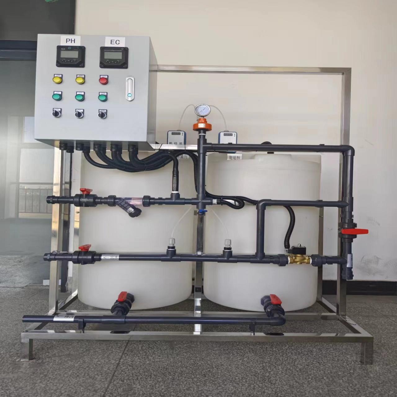 الوقاية من الحجم والتعقيم بمضخة مزدوجة وجهاز جرعات المياه المتداولة ببرميل مزدوج